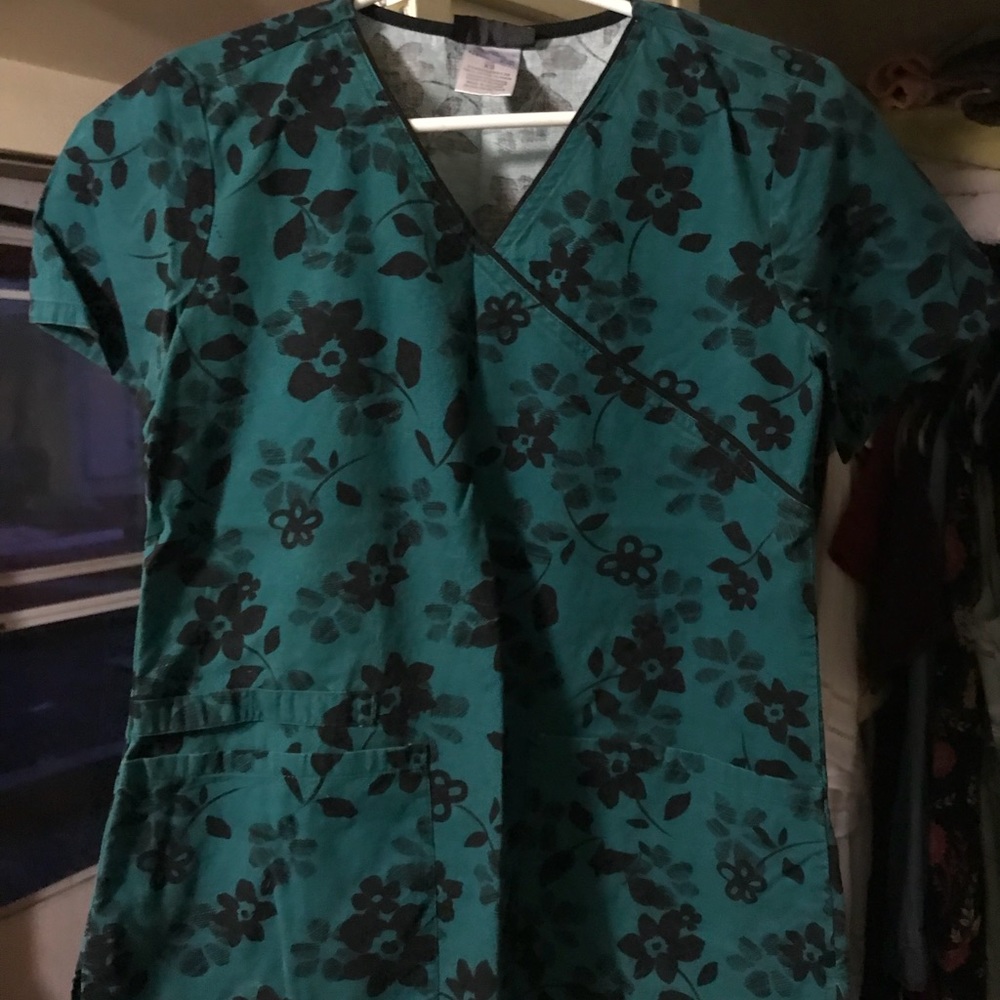 Cherokee Floral Scrub Top